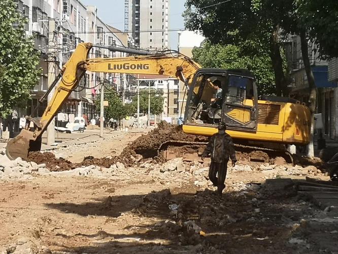 图片新闻节日不休抢修出行道路